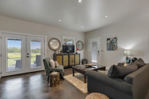 Luxury Studio with Hot Tub and Grill